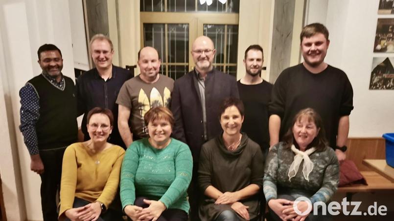 Die Kolpingsfamilie Ursensollen wählt einen neuen Vorstand (vorn, von links): Marina Nitzbon, Christine Ebert, Martina Adams und Gunda Edenharder; hintere Reihe (von links ): Präses Pater Praveen, Manfred Scharf, Christian Ehbauer, Siegfried Scharf, Manuel Scharf und Jonas Nitzbon. Bild: exb