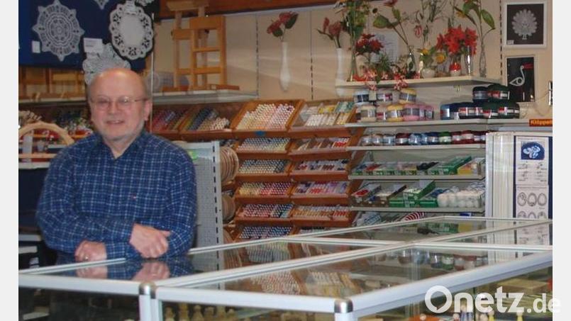 Kaufmann Josef Köck ist enttäuscht, dass die Idee „Nahversorger mit Klöppelzentrale“ seiner Auffassung nach gestorben ist. Er führt ab Januar 2023 nur noch den Klöppel-Shop weiter, samt Ausverkauf des bisherigen Sortiments. Archivbild: Portner