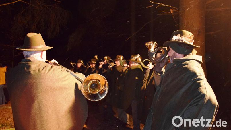 Für Gänsehaut-Feeling sorgen die Jagdhornbläser bei der Viehberger Waldweihnacht. Bild: oe