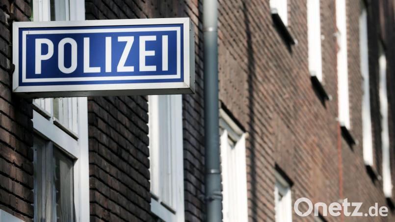 Ein Schild mit der Aufschrift "Polizei" hängt an einem Polizeipräsidium. Bild: Roland Weihrauch/dpa/Symbolbild