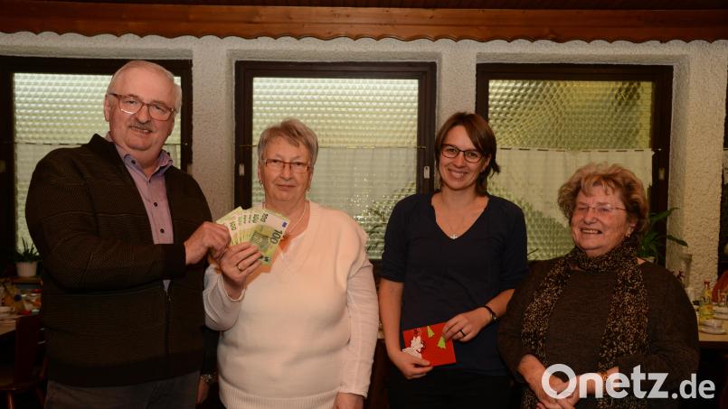 Herbert Putzer, Vorsitzender der Kinderkrebshilfe Oberpfalz Nord (links), nimmt von Edeltraut Höhne (Zweite von links) dankbar die Spende über 1000 Euro entgegen. Mit einer Spende bedachte Höhne auch die Vohenstraußer Pfarrerin Carmen Riebl (Dritte von links). Helene Rolle, Schriftführerin der Kinderkrebshilfe (rechts), freut sich ebenfalls über die Zuwendung. Bild: bey