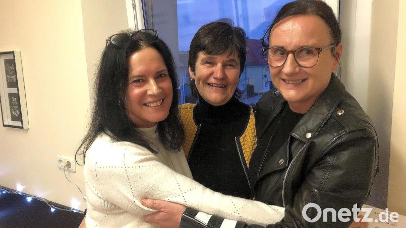 Waltraud Konrad (Mitte) wurde im Kinderhaus Sankt Elisabeth verabschiedet. Ihre langjährigen Kolleginnen Regina Buhr (links) und Kornelia Preisinger nahmen sie in die Mitte. Bild: wro