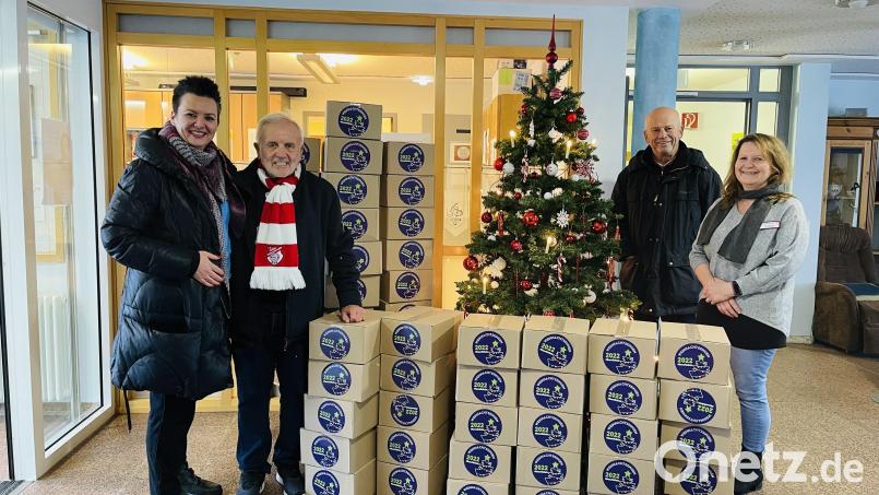 Der Vorstand des Bayern Fanclubs Nabburg/Oberpfalz übergibt 50 &quot;Weihnachtssingen Päckchen&quot; an das Seniorenheim Arche Noah in Nabburg. Bild: hod