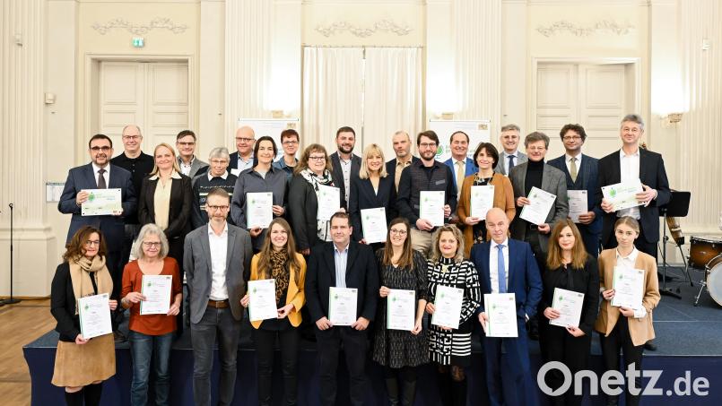 Für die Realschule am Tor zur Oberpfalz nahm Beratungsrektor Walter Thurn (hinten, Dritter von links) aus den Händen der Staatsminister Michael Piazolo (hinten rechts) und Klaus Holetschek (hinten links) die Auszeichnung entgegen. Bild: Tobias Hase / stmuk