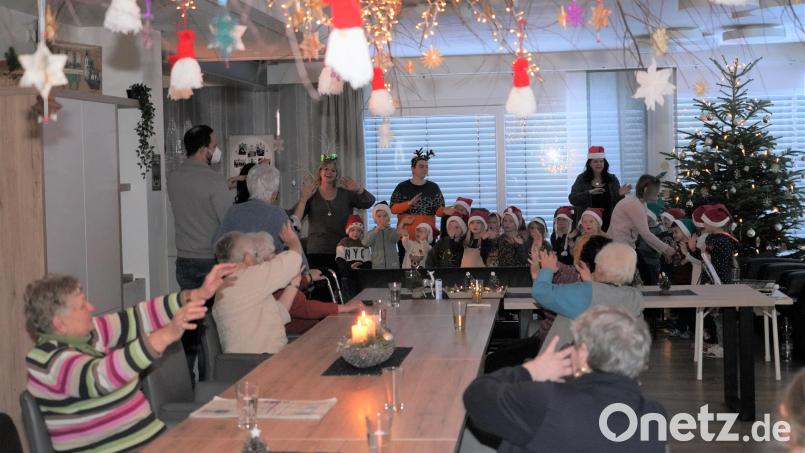 Beim „Feliz Navidad“ schwenken alle die Arme wie ein Scheibenwischer Bild: fvo