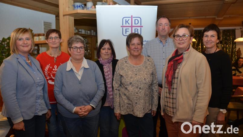 Monika Mages (Zweite von rechts) ist die neue Ansprechpartnerin für den Zweigverein in Altenstadt. Neu ist Claudia Striegl (Dritte von links) im Vorstand. Martha Bauer (links) tritt kürzer und kümmert sich um die Finanzen. Die stellvertretende Diözesanvorsitzende Rita Kleierl aus Stulln (rechts) und Pfarrvikar Ronald Liesaus (Dritter von rechts) lobten den Frauenbund als wichtige Stütze. Bild: dob