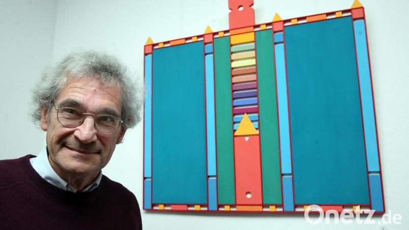 Hans Lauter vor einem seiner Werke anlässlich seines 60. Geburtstags im Jahr 2007. Jetzt ist der bekannte Amberger Künstler mit 75 Jahren gestorben. Archivbild: Wolfgang Steinbacher