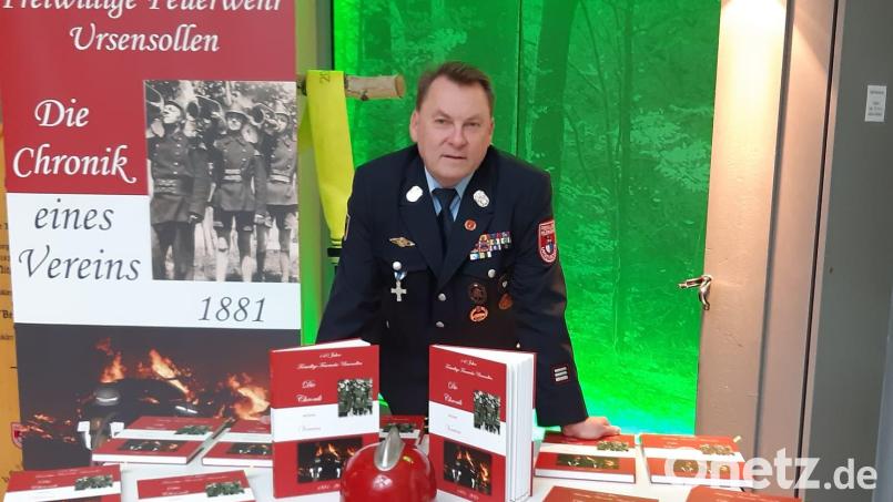 Der Autor und stellvertretende Vorsitzende der Feuerwehr Ursensollen, Alexander Graf, stellt sein Werk vor. Bild: egl