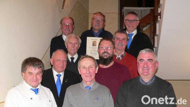 Edmund Krämer (vorne links) ist neuer Obmann, als Stellvertreter fungiert Michael Ruhland (MItte). Pfarrpräses Alfons Kaufmann (rechts vorne) gratulierte zur Wahl. Weiter mit im Bild Zentralpräses Josef Schwemmer, der frühere Obmann Michael Rahm, Schriftführer Martin Uschold und die Geehrten. Bild: Niederalt/exb
