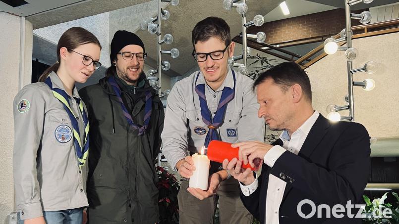 Helena Staeck, Alexander Romanov und Fabian Leonhardt vom Verband Christlicher Pfadfinderinnen und Pfadfinder übergeben das Friedenslicht an Oberbürgermeister Jens Meyer. Bild: Pressestelle Stadt Weiden/exb