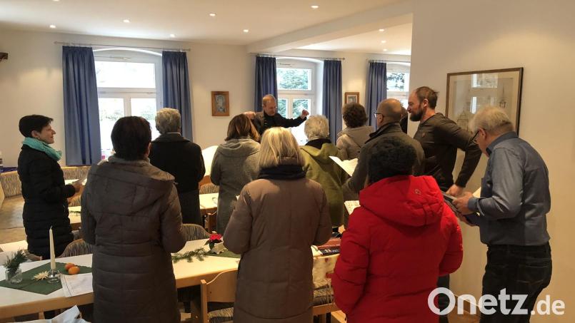 Wilchenreuther Kirchenchor beim Einsingen vor dem Jubiläumsgottesdienst im Pfarrheim. Bild: Linda Schmauß/exb