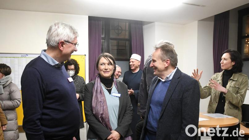 Manfred Weiß (links) und Diakon Karl Rühl freuen sich auf die Zusammenarbeit mit Stefanie Wildenrother. Sie macht den Job als Integrationslotsin erst seit Kurzem. Bild: Gabi Schönberger