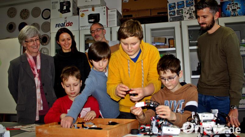 Nicht nur biologische und chemische Zusammenhänge können in der Schülerwerkstatt am Kepler untersucht werden, die Kinder lernen auch Modelle zu konstruieren. Oberstudiendirektorin Sigrid Bloch (links) und Ziegler-Geschäftsführer Andreas Sandner (rechts) schauen den Kindern beim Ausprobieren über die Schulter. Bild: R. Kreuzer