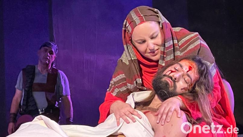 Maria (dramatisch dargestellt von Lisa Schedl) beweint ihren toten Sohn Jesus (Julian Mühlmeier). Bild: ubb