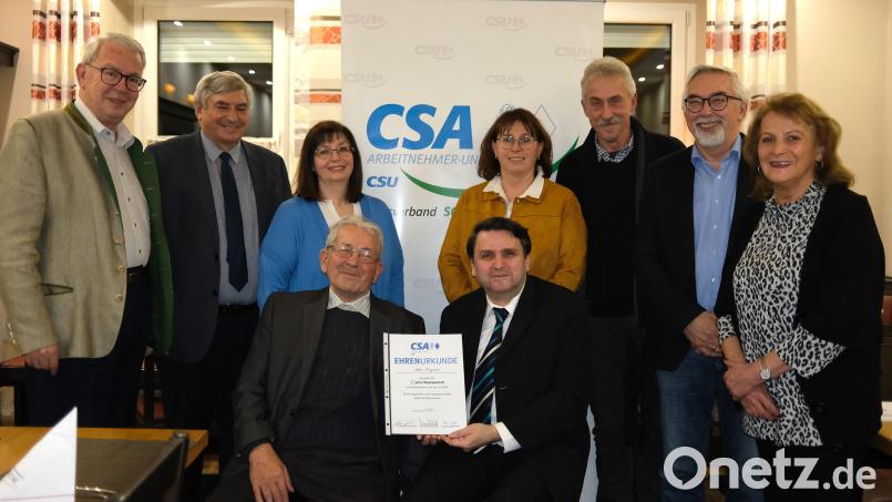 Der CSA-Kreisverband ehrte treue Mitglieder und wählte einen neuen Kreisvorstand. Das Bild zeigt stehend von links Karl Beer, Karl Holmeier, Elisabeth Weidner, Marianne Forster, Gerhard Peter, Manfred Rodde und Karin Schatz sowie sitzend von links Alois Seegerer und Alexander Pangerl. Bild: Hirsch