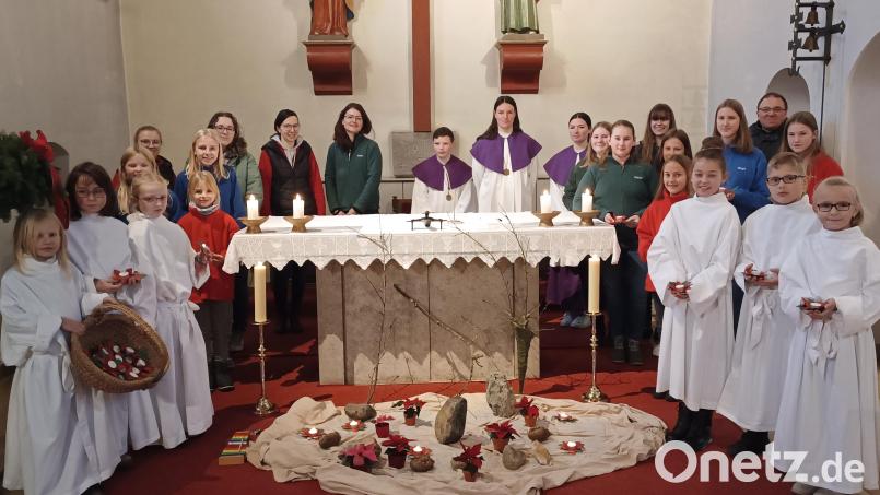 Sehr gut besucht war der Familiengottesdienst zum 3. Advent in der Herz-Jesu-Pfarrkirche. Vor allem die jüngsten Gemeindemitglieder hatten sichtlich viel Spaß bei der Gestaltung des von den &quot;Bunten Tönen&quot; musikalisch gestalteten Heiligen Messe. Bild: mez
