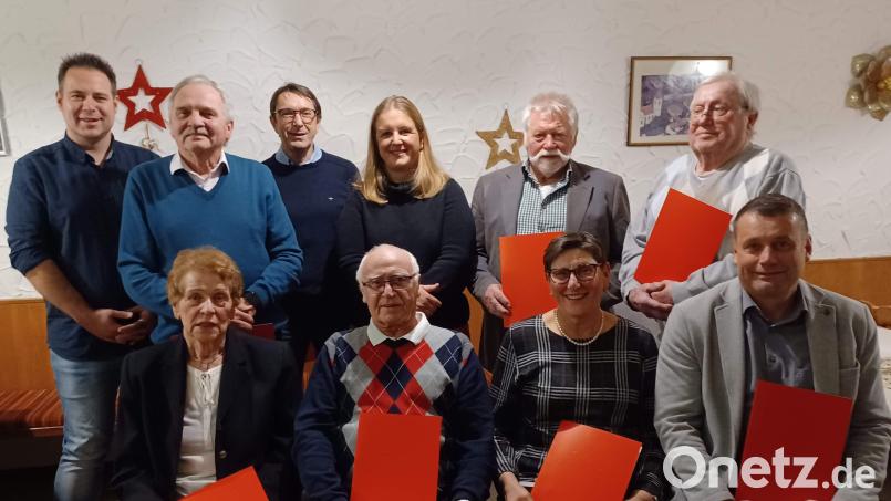 Die Schnaittenbacher SPD ehrt langjährige Mitglieder (hinten, von links): Vorsitzender Daniel Hutzler, Vitus Kaa (50 Jahre), Manfred Dagner (25), Bezirkstagskandidatin Simone Böhm-Donhauser, Klaus Henseleit (50) und Willi Meier 55); vorn (von links): Annelies Henseleit (30), Josef Hartmann (50), Inge Daller (Vertretung Rico Sommer, 25) und Zweiter Bürgermeister Uwe Bergmann (25). Bild: u