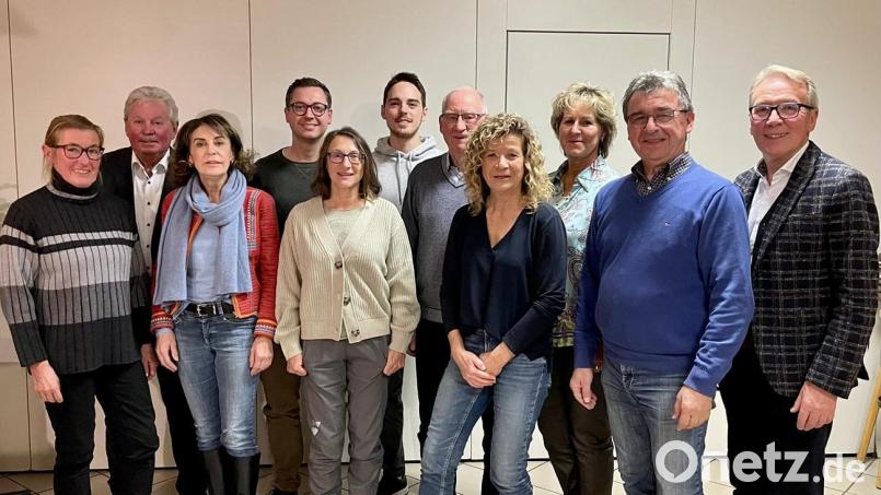 Der Vorstand der Tennisabteilung der DJK Weiden bleibt fast unverändert: (von links): Abteilungsleiterin Christine Strauß, Stadtrat Hans Forster, Christina Bertelshofer, Christoph Janota, Monika Waldhier, Justin Butler, Eduard Wolf, Karin Bonkoß, Kerstin Zimmermann, Hermann Riedl, Reinhold Wildenauer. Bild: Hermann Riedl/exb