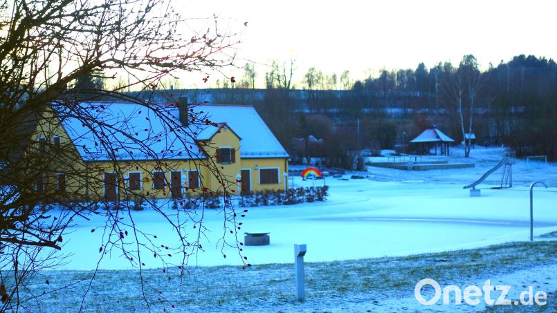Für das &quot;Haus Bäckeröd&quot; in der Freizeitanlage ist die Marktgemeinde derzeit auf Pächtersuche. Das Bühnenfundament (rechts, im Hintergrund) soll eine massive Überdachung in Stahlbauweise erhalten. Bild: fjo