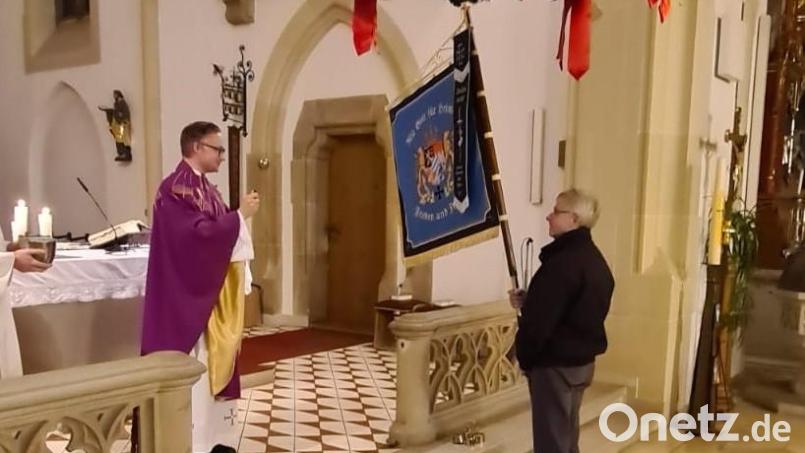 Pfarrer Adam Karolczak segnet die neue Standarte. Bild: pi
