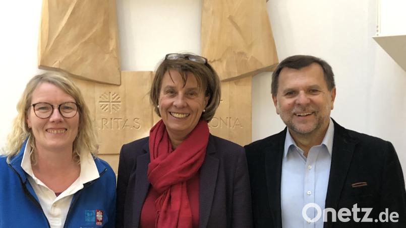 Neue Geschäftsführerin des Kreis-Caritasverbandes Amberg-Sulzbach wird zum 1. Januar 2023 Birgit Singer-Grimm (Mitte). Sie folgt auf Günter Koller (rechts), der in die Altersteilzeit eintritt. Stellvertretende Geschäftsführerin bleibt weiterhin Brigitte Riederer (links). Bild: Andreas Royer
