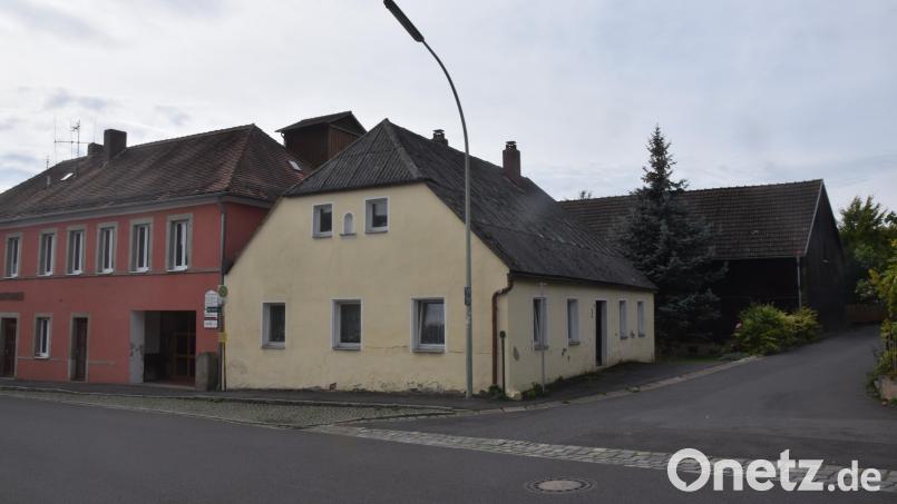 Rechts neben dem Rathaus steht das von der Gemeinde erworbene Anwesen, in dem ein Saal für die Jugend eingerichtet werden könnte. Bild: fz