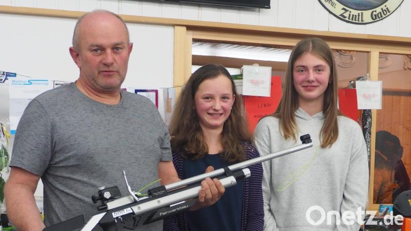 Ferdinand Wagner, Besitzer des Mineralienmuseums in Mähring, übergab seine großzügige Spende an die Mähringer Schützenjugend. Stellvertretend nahmen die beiden Bezirkskaderschützinnen Vanessa Kaiser und Amelie Müller das neue Sportgerät in Empfang. Bild: Dieter Beer/exb