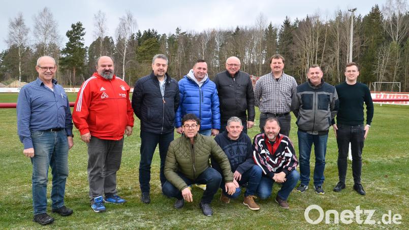 Ein Wiedersehen mit den Aktiven eines besonderen Jahrgangs gönnt sich der Sportverein Pfrentsch auf Initiative von Vorsitzendem Josef Eschenbecher (links). Er brachte die Meistermannschaft der Saison 1997/1998 noch mal zusammen. Bild: fjo