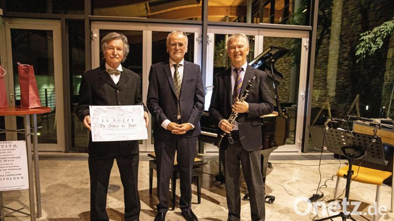 Hermann Meiller (Texte), Hans Loelgen (Piano und Moderation) sowie Siegfried Koller (Klarinette) präsentierten Mozart-Opern in ungewöhnlicher Instrumentierung. Bild: Hans Loelgen/exb