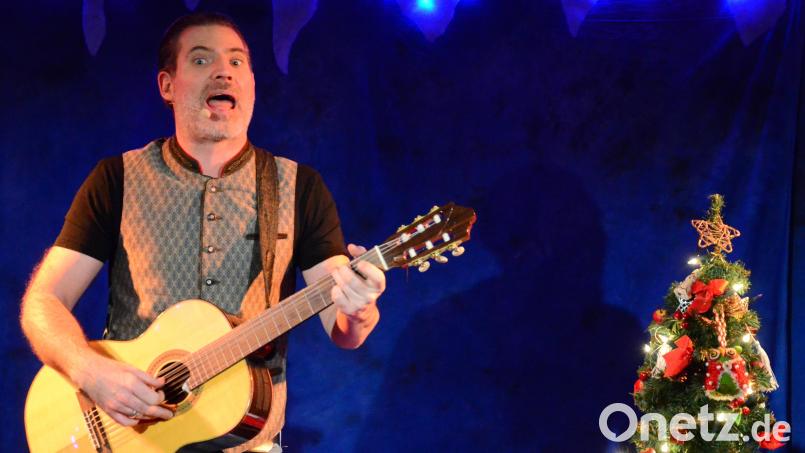 Thomas Vogelmayer unterhielt mit seinem "vogelwuidn" Weihnachtsprogramm. Bild: Kunz