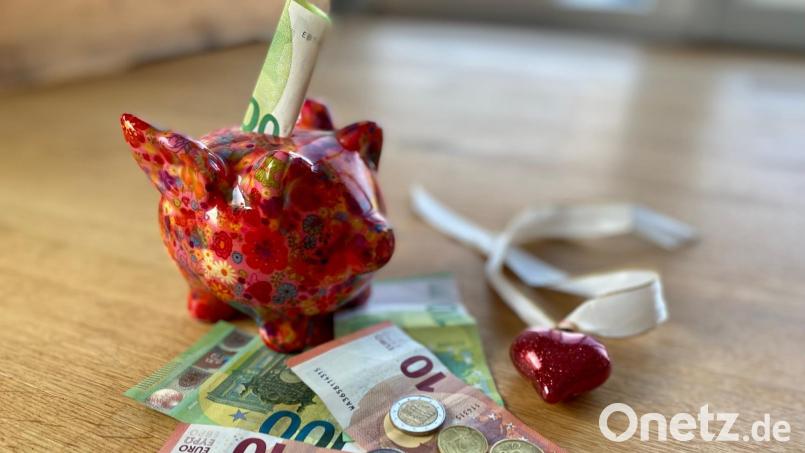 Das „Sparschwein“ des landkreiseigenen Hilfsfonds „Hilfe zum Helfen“ ist dank der ungebrochen hohen Spendenbereitschaft der Bürger und Unternehmen auch in diesem Jahr gut gefüllt. Bild: Martina Beierl/exb