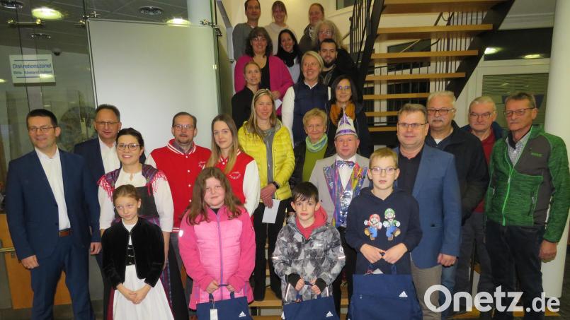 Die Vertreter der Vereine die mit Spenden bedacht wurden und die drei Kinder die beim Schätzwettbewerbs richtig lagen. Regionalmerktleiter Christian Pöll und Privatkundenbetreuer Gerhard Pankotsch(von Links) überreichten die Spenden. Bild: adj