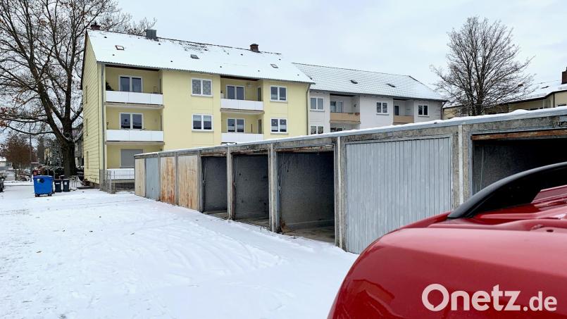 Momentan stehen elf Garagen auf dem Privatgrundstück. Diese sollen, sobald das Haus fertig ist, die Studenten nutzen dürfen. Bild: Gabi Schönberger