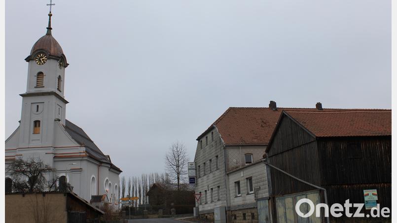 Kommt jetzt der Neubau? Am 20. Dezember soll der Förderbescheid übergeben werden und die alte Metzgerei in Premenreuth (rechts im Bild) kann abgerissen und neu errichtet werden. Bild: fks