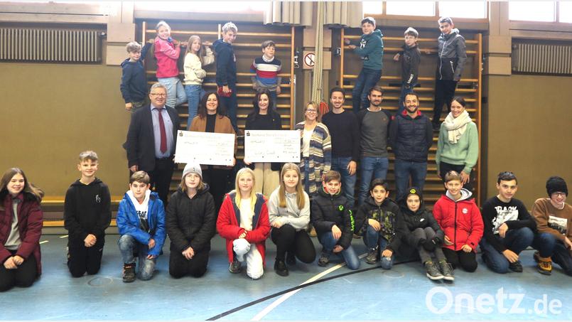 Claudia Grillmeier und Elke Bauer (Zweite und Dritte von links in der mittleren Reihe) bedankten sich herzlich bei Realschuldirektor German Helgert (zweite Reihe, links), den Sportlehrkräften und den Klassensprechern der fünften und sechsten Klassen für die großzügigen Spenden. Bild: jzk