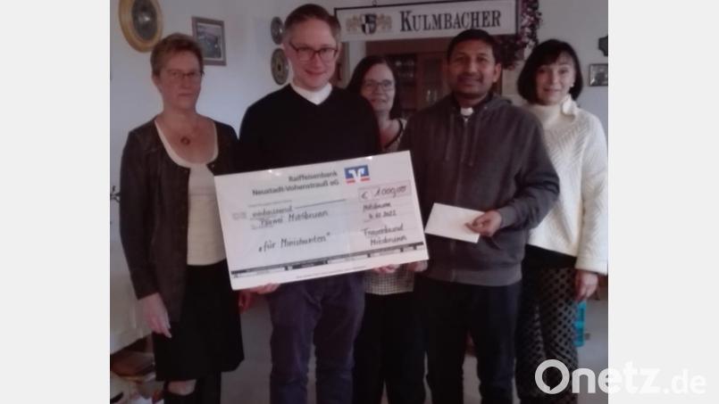 Der Vorstand des Frauenbunds Miesbrunn überreicht eine Spende. Bild: bey