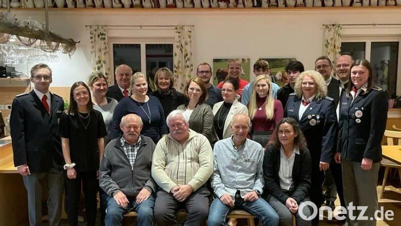 Sitzend von links: Gerhard Porsche, Gerhard Kühner, Franz Frisch, Beatrice Völkl. Von links: Nico Peters, Gloria Baumer, Martina Götz, Gerd Kincl, Nicole Steiner, Petra Baumer, Amelie Ott, Christian Steiner, Manuela Prößl, Silke Klotz, Julia Spitzkopf, Theodor Klotz, Egon Makarenko, Sieglinde Steiner, Josef Bock, Johannes Lukas und Corinna Rewitzer. Bild: Simon Spitzkopf/exb