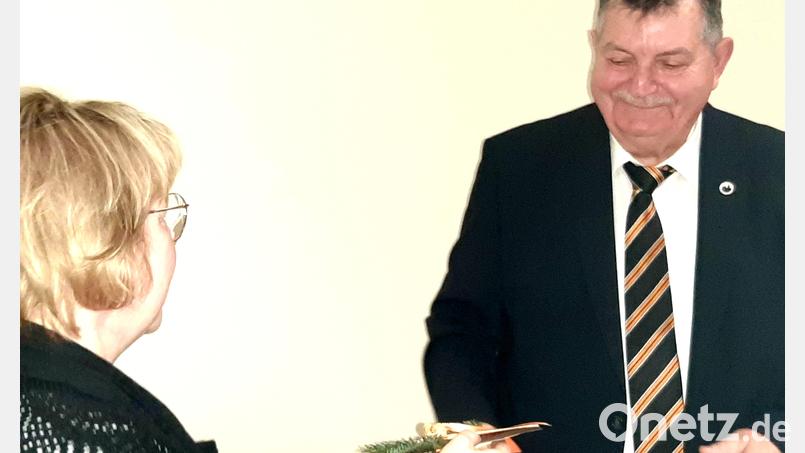 Zweite Vorsitzende Ulrike Steinhilber dankte Josef Ziegler für sein großes Engagement für die Kolpingsfamilie Schirmitz. Bild: ise