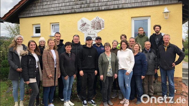 Die Jungimker aus den Kursen der vergangenen beiden Jahren stehen zusammen mit ihren Imkerpaten für die positive Entwicklung des Vereins. Bild: Dausch/exb