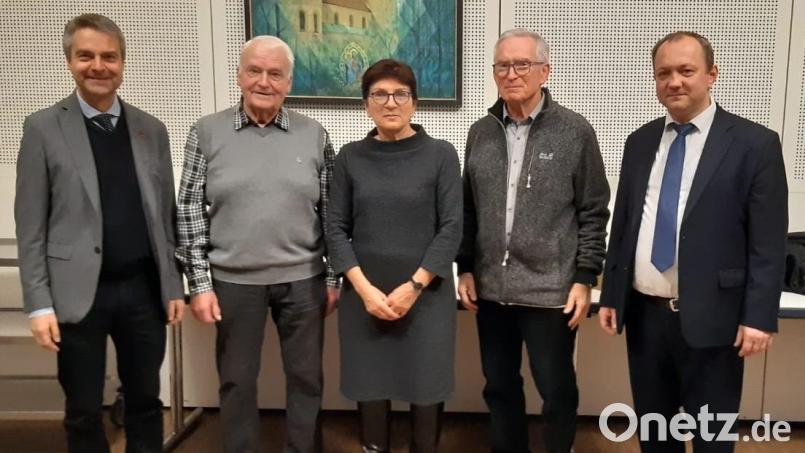 Der Kirchenchor St. Josef ehrt treue Mitglieder. Von links nach rechts: Pfarrer Markus Schmid, Hans Stock, Brigitte Schmid, Eduard Schultes, Piotr Pajak. Bild: S. Wildenauer/exb