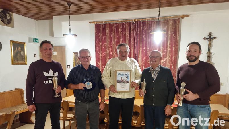 Die ausgezeichnete Züchter Wolfgang Zirwick, Ambros Galli, Georg Moreis, Dionys Prechtl und Alexander Mack (von links) freuen sich über die guten Flugergebnisse ihres Vereins. Bild: Wolfgang Müller/exb