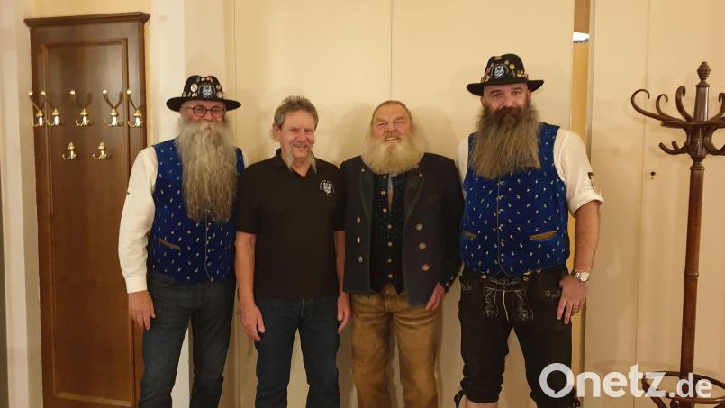 Sebastian Horst, Zweiter Beisitzer des Ostbayerische Bart- und Schnauzerclubs (von rechts), gratuliert Fritz Sendlhofer zu 20 Jahren Mitgliedschaft, ´der dafür extra aus Zell am See in Österreich angereist ist. Ebenfalls auf dem Bild: Ehrenmitglied Josef Nerb und Ehrenpräsident Willi Preuß. Bild: Preuß/exb