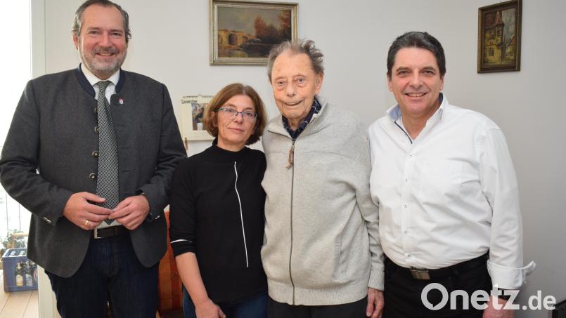 Bürgermeister Frank Zeitler (links) gratulierte Franz Rockinger (Zweiter von rechts) zu seinem 90. Geburtstag. Zu den Gratulanten gehörten auch Tochter Ingrid und Sohn Walter. Bild: bnr