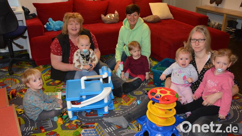 Leiterin Birgit Mayer (links), Doris Riedl (Mitte) und Daniela Bassek mit einem Teil der Kinder, die in der „Rappelkiste“ in Mitterteich betreut werden. Bild: jr