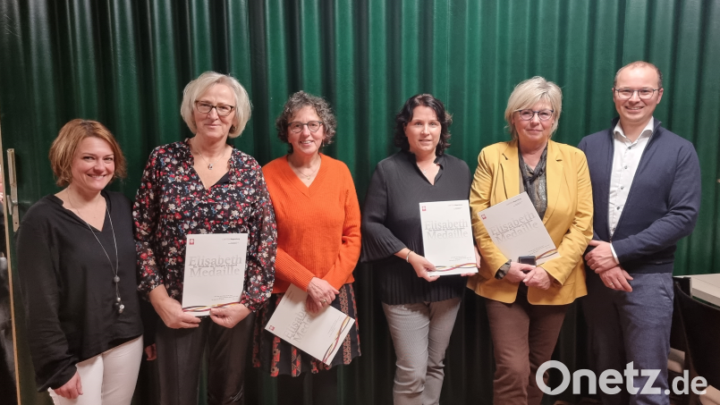 Geschäftsführer Daniel Bronold (rechts) und stellvertretende Pflegedienstleiterin Johanna Pfaff (links) zeichneten Rita Schwarzmeier, Franziska Schieder, Michaela Völkl und Ramona Pfaff (von links) aus. Bild: Alfons Stangl/exb