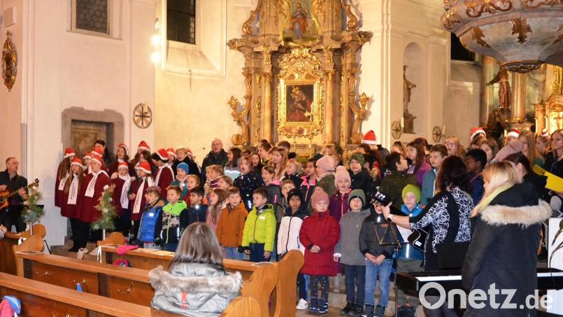 Nach zwei Corona-Jahren fand endlich wieder ein deutsch-tschechisches Weihnachtskonzert mit den Schulen aus Altenstadt und Neustadt sowie aus Kladruby und Stribro statt Bild: sm