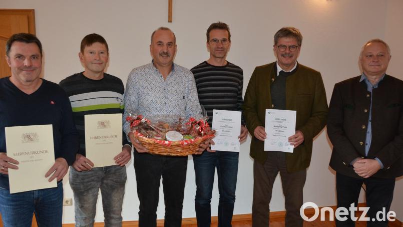 Ehrungen und eine Verabschiedung standen bei einer Betriebsversammlung des Forstbetrieb Waldsassen auf der Tagesordnung. Im Bild (von links) Richard Lang, Rudolf Patzina, Ruheständler Peter Bauernfeind, Carsten Klöble, Wolfgang Pröls und Forstbetriebsleiter Norbert Zintl. Bild: jr