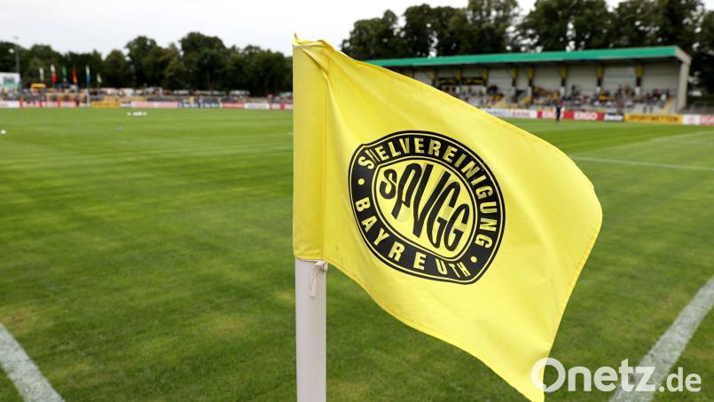 Die Eckfahne mit dem Logo der SpVgg Bayreuth. Bild: Daniel Karmann/dpa/Archivbild