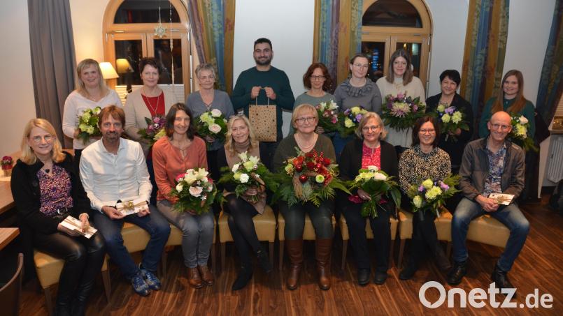 In den Wolf-Apotheken arbeiten viele langjährige Kräfte, die bei der Adventsfeier im Gasthof &quot;Drei Lilien&quot; nun von den Apothekern Regina und Franz (sitzend, links) sowie Martin Wolf (sitzend, rechts) ausgezeichnet wurden. Petra Kühner (sitzend, Vierte von rechts) ist schon seit über 45 Jahren mit an Bord. . Bild: dob