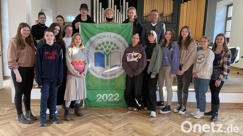 Die Schülerinnen und Schüler des MRG haben die Auszeichnung „Umweltschule in Europa“ erhalten. Mit auf dem Bild sind Lehrerin Veronika Frenzel (vorne, Dritte von links) und Direktor Georg Meyer (hinten, rechts). Bild: Veronika Frenzel/exb